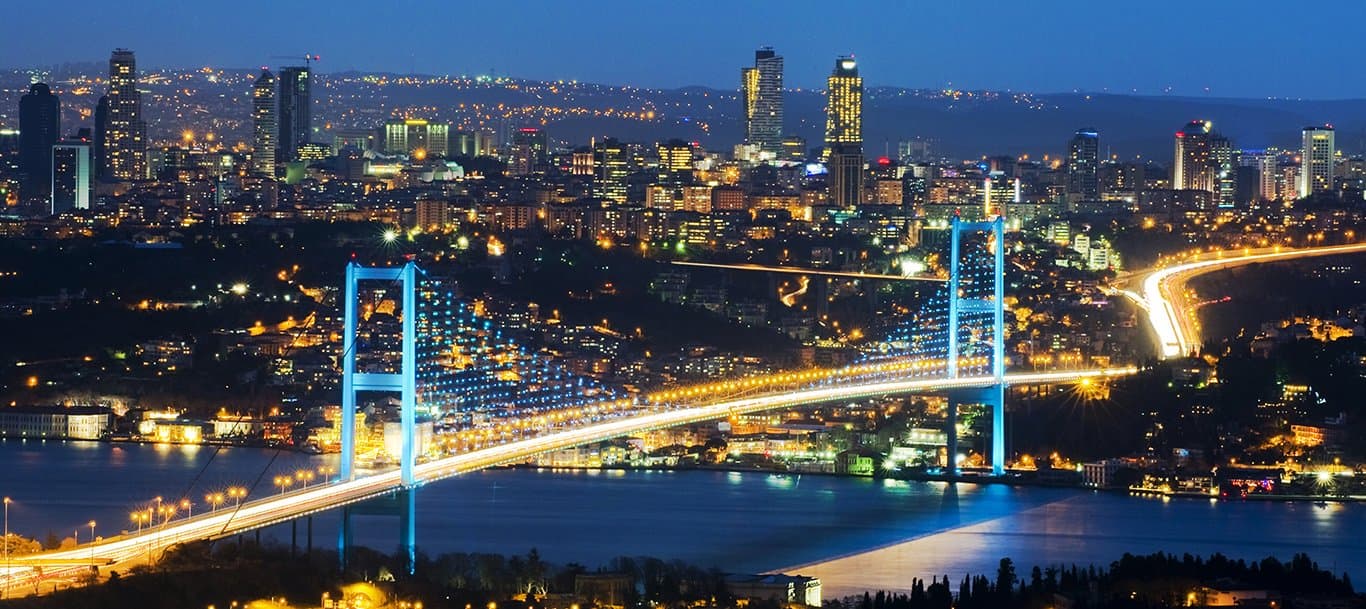 İstanbul Boğazı ve Boğaziçi Köprüsü’nün gece görünümü
